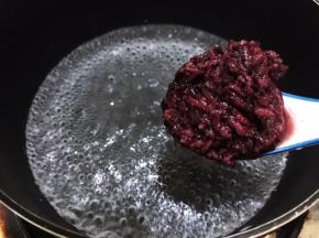 水开后加入紫米酒酿