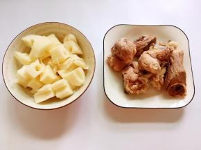 莲藕去皮洗净切块，筒骨焯水捞出用水冲干净粘在骨头上面的浮沫