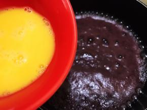 倒入蛋液，一边倒一边用筷子快速滑散