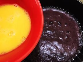 倒入蛋液，一边倒一边用筷子快速滑散