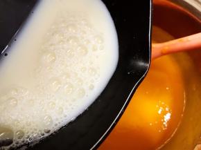 等牛奶液凉至温热后加入到芒果泥里