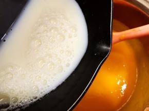 等牛奶液凉至温热后加入到芒果泥里