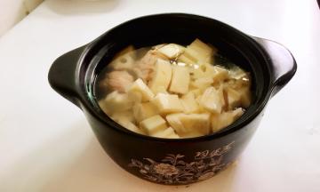 加入适量的水，盖上盖子，大火煮开转小火煲一个半小时，加入适量盐，关火即可