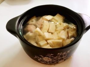 加入适量的水，盖上盖子，大火煮开转小火煲一个半小时，加入适量盐，关火即可