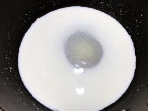 奶锅里加入牛奶和细砂糖35克