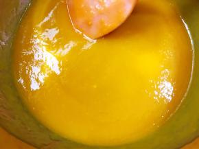 取400克果肉打成细腻的果泥
