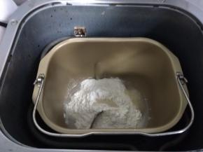 除果蔬粉外其他材料全部放入面包桶，启动“揉面”模式