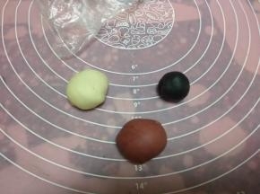 剩下的白面团揉光滑