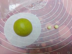 青蛙造型：两个1克的白面团，做成眼珠，一点黑色面团做眼睛，红色面团做成腮红，加上一条黑色的面条做嘴巴