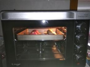 烤箱下面放一杯温水，放入烤箱发酵30分钟，用水按下去慢慢回弹，拿起来比做好的时候轻，就说明发酵好了