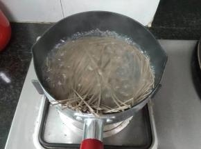 荞麦面下锅煮熟，捞起过冷开水，倒入熟油拌均匀，控干