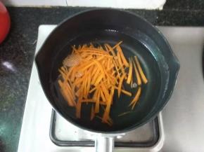 红萝卜切小条下水断生捞起备用