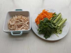 我用的是半成品鸡胸肉，下水煮三分钟就好了，撕成条，青瓜，红萝卜切条，香菜切段