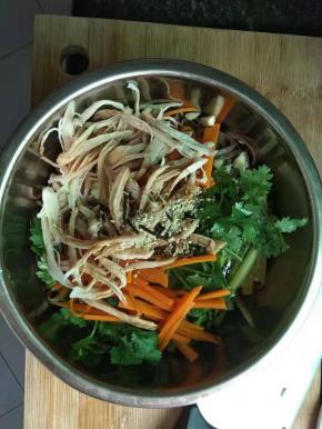 全部材料倒入盆中加入生抽，芝麻油，凉拌醋，蒜末翻拌均匀