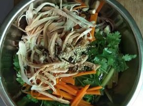 全部材料倒入盆中加入生抽，芝麻油，凉拌醋，蒜末翻拌均匀