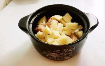 把莲藕和筒骨放入瓦煲