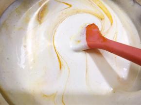 把打发好的淡奶油加入到芒果泥里