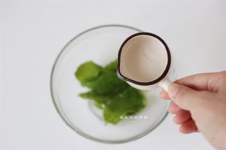 新鲜薄荷叶大约要15片左右的就可以，清洗干净后抓几抓起皱即可放入碗里。