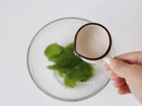 新鲜薄荷叶大约要15片左右的就可以，清洗干净后抓几抓起皱即可放入碗里。
