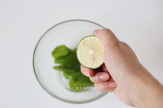 将薄荷叶放入碗里，加入麦芽糖浆和朗姆酒，朗姆酒我用的是白朗姆酒，金朗姆比较适合做甜点哦。挤入半个柠檬汁，青柠檬汁会比黄柠檬香气更好哦。