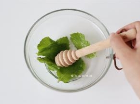 用擀面杖或捣棍将薄荷叶捣烂，我是随手拿了蜂蜜棒，一样可以使用哦，鸡尾酒的基地部分完成。