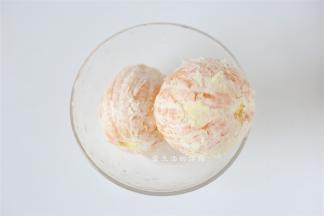 橙子去皮，我用了两个橙汁，榨出来的果汁用剩了还可以直接喝掉，天气热喝上一杯鲜榨新鲜果汁真棒！