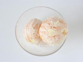 橙子去皮，我用了两个橙汁，榨出来的果汁用剩了还可以直接喝掉，天气热喝上一杯鲜榨新鲜果汁真棒！