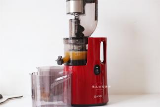 将橙子整个放入原汁机内，启动正转键榨出果汁，我的原汁机是大口径的，脐橙整个放入都没没问题的~省事~