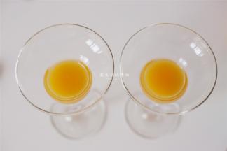 2杯鸡尾酒要100ml就好，剩余的喝光，香甜又解渴~将橙汁倒入杯子底部，放入冰块，再把薄荷酒混合苏打水缓缓从杯壁倒入