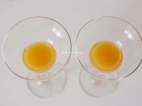 2杯鸡尾酒要100ml就好，剩余的喝光，香甜又解渴~将橙汁倒入杯子底部，放入冰块，再把薄荷酒混合苏打水缓缓从杯壁倒入