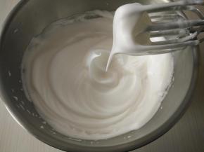 蛋清分三次加入细砂糖打发，打至拉出弯钩状。