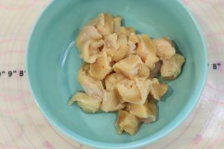 新鲜的鸡胸肉洗净沥干水分，切成小方块。