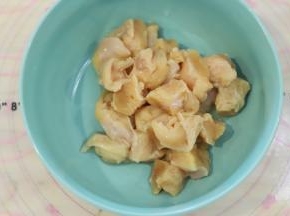 新鲜的鸡胸肉洗净沥干水分，切成小方块。