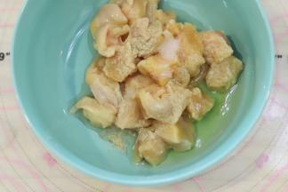 放入盐、胡椒粉、蛋清。