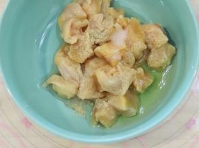 放入盐、胡椒粉、蛋清。