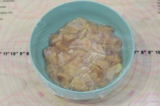 盖上保鲜膜腌制15分钟。