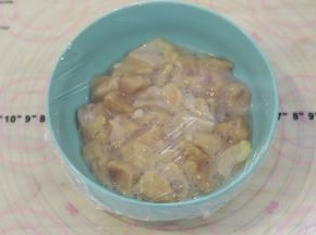 盖上保鲜膜腌制15分钟。