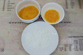 准备好面包糠，鸡蛋打散，玉米淀粉。