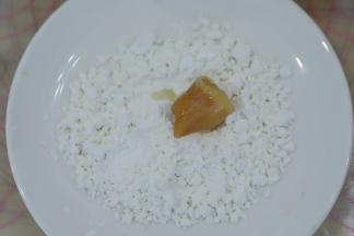 腌制好的鸡肉均匀的沾上一层淀粉。