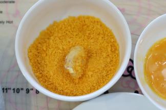 最后沾上面包糠。