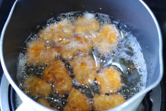 开始热油锅，油热到6成时放入鸡块，中小火炸至金黄。