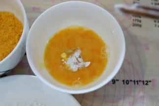 再沾上鸡蛋液。