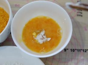 再沾上鸡蛋液。