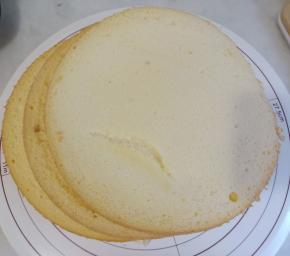 戚风蛋糕平均分成三份。