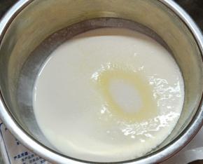 300克淡奶油加25克细砂糖打发。