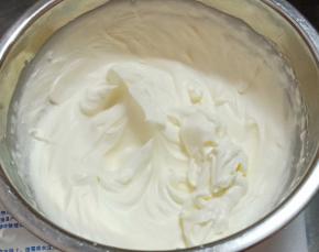 打至轻轻提起打蛋器能拉出小尖角状态。