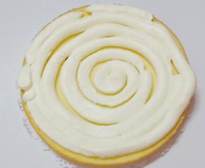 装入裱花袋中，在第一片蛋糕片上挤出螺旋型。