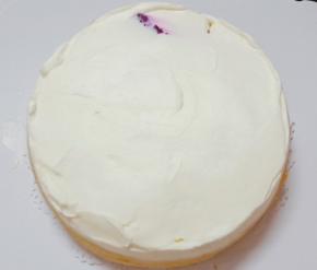 放上第二片蛋糕片，重复步骤4.5.6。