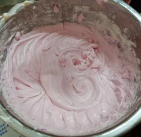 300克淡奶油加2小块火龙果肉，加25克细砂糖打至裱花状态。