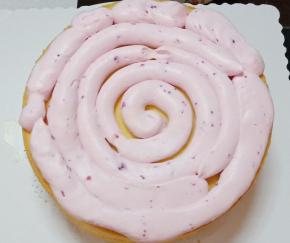 装入裱花袋。盖上第三层蛋糕片。在表面和蛋糕侧面挤满奶油。